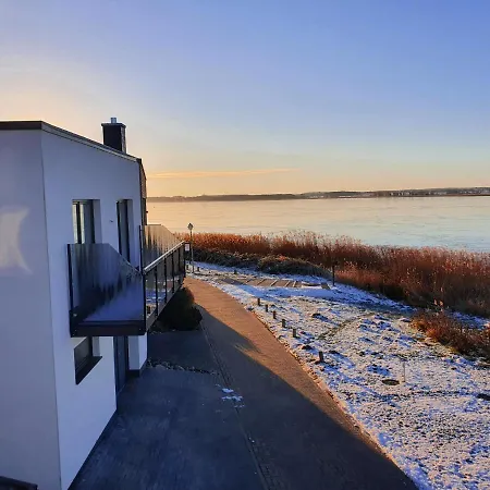 아파트 Moderne Mit Balkon Direkt An Der Peene *